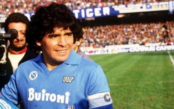 Diego Maradona saat memperkuat Napoli pada 1980-an. (Foto: Twitter/@ssameer07)