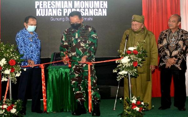 PANGDAM KUJANG Pangdam III/Siliwangi Mayjen TNI Agus Subiyanto menggunting pita peresmian Monumen Kujang Papasangan di Mako Brigif 15/Kujang II. (Foto: Pendam Siliwangi)