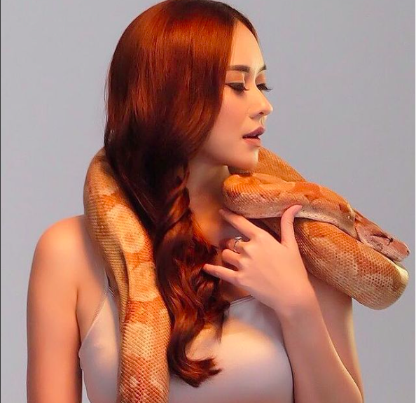 Screen Shot 2021 11 19 At 07 45 52 Artis cantik penyuka hewan reptil . (foto: Instagram)