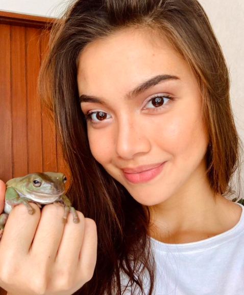 Screen Shot 2021 11 19 At 07 47 43 Artis cantik penyuka hewan reptil . (foto: Instagram)