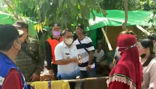 Bupati Sekadau Aron menyapa pengungsi banjir Dusun Entabuk. (Foto: iNews/Uun Yuniar)