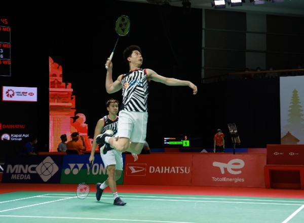 Marcus/Kevin ke semifinal INA Masters Marcus Fernaldi Gideon/Kevin Sanjaya Sukamuljo menang dua set langsung atas juniornya Pramudya Kusumawardhana/Yeremia Rambitan di Indonesia Masters 2021. (foto: Humas PBSI).