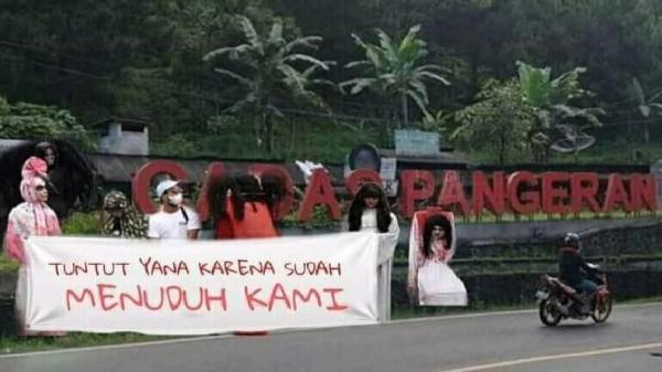 MEME YANA4 Sejumlah hantu membentangkan spanduk di Cadas Pangeran menuntut Yana. (Foto: ISTIMEWA)