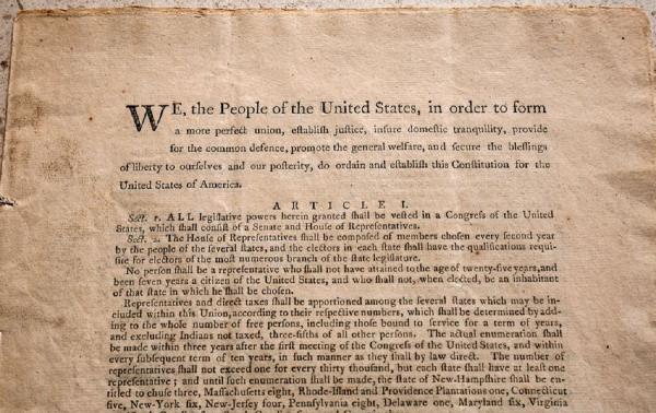 Salinan Konstitusi AS 2 Reu Salinan Konstitusi AS yang superlangka. (Foto: Reuters)