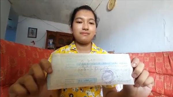 Riyadus Solihah menunjukkan kuitansi persalinan milik ibu kandungnya. (Foto: iNews.id/Bambang Sugiarto).