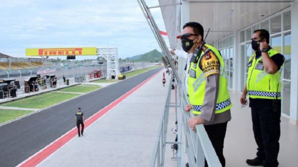 Kapolda NTB di sirkuit mandalika Kapolda NTB Irjen Mohammad Iqbal saat memantau pengamanan di Sirkuit Mandalika. (Foto: ist)