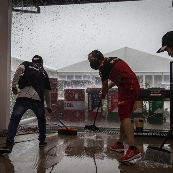 Kru Aruba It Di Sirkuit Mandalika Kru panik akibat hujan deras mengguyur Sirkuit Mandalika menjelang Race 1 World Superbike (WSBK) Indonesia 2021, Sabtu (20/11/2021). (Foto: Instagram Michael Rinaldi)