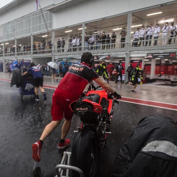 Kru Aruba It Di Sirkuit Mandalika Saat Hujan Kru terlihat bergegas membawa motor dari arena Sirkuit Mandalika yang diguyur hujan deras, Sabtu (20/11/2021). (Foto: Instagram Michael Rinaldi)