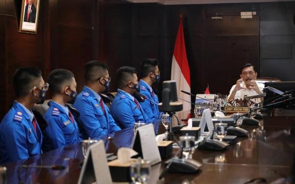 Luhut Binsar Pandjaitan saat menerima kedatangan 10 siswa SMA Taruna Nusantara di kantornya, Kamis 18/11/2021). (Foto: Instagram Luhut Binsar Pandjaitan)