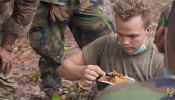 Prajurit TNI AD dengan US Army saling mencoba ransum saat latihan Garuda Shield 2021. (Foto Youtube TNI AD).