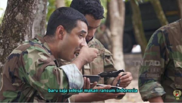Prajurit US Army makan ransum TNI AD saat latihan Garuda Shield 2021.