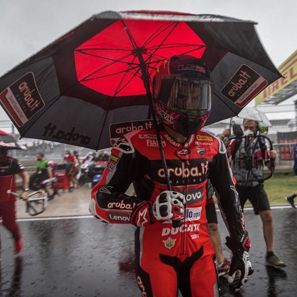 Rinaldi Saat Hujan Deras Di Sirkuit Mandalika Pembalap Michael Rinaldi memakai payung saat hujan deras di Sirkuit Mandalika menjelang Race 1 World Superbike (WSBK) Indonesia 2021, Sabtu (20/11/2021). (Foto: Instagram Michael Rinaldi)