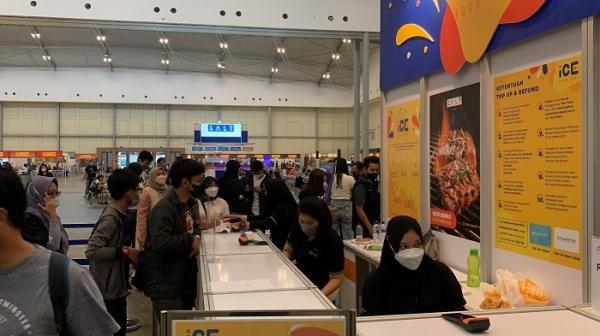 Pengunjung mengantri di arena food hall GIIAS 2021, di kawasan Gate 9-10 Ice BSD, Tangerang. (Foto: Azhfar Muhammad)