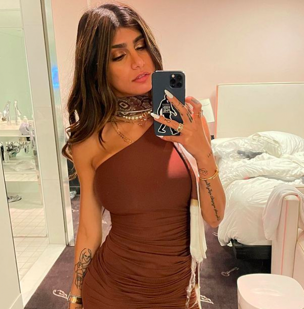 Men uxlab yotgan onamni kuzatdim