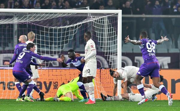 AC Milan Vs Fiorentina 1 AC Milan dikalahkan Fiorentina 3-4 pada giornata ke-13 Liga Italia di Artemio Franchi, Minggu (21/11/2021) dini hari WIB. (Foto:  REUTERS/Jennifer Lorenzini)