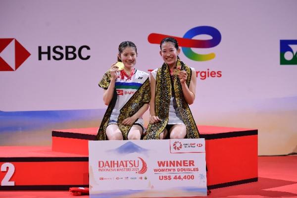 Chiharu Shida (kiri) makin populer usai gelaran Indonesia Masters 2021. Ternyata, ada peran Anthony Sinisuka di balik itu. (foto: Humas PBSI).