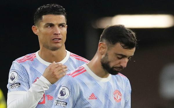 Cristiano Ronaldo dan Bruno Fernandes Dua bintang Manchester United, Cristiano Ronaldo dan Bruno Fernandes memperlihatkan wajah kecewa seusai timnya dikalahkan 1-4 oleh tim papan bawah Watford dalam laga Liga Inggris 2021/2022 di Stadion Vicarage Road, Sabtu (20/11/2021). (Foto: REUTERS/