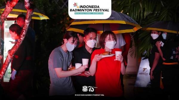 Shida dan Ginting Chiharu Shida satu payung dengan Anthony Sinisuka Ginting. (foto: Instagram/INABadminton).