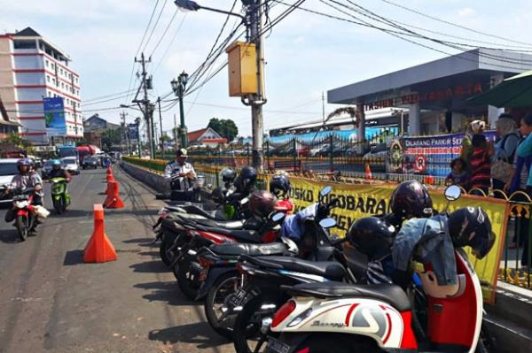 Emak-Emak Ngamuk Tarif Parkir Mahal, Jukir di Pasar Cibinong Ditangkap Polisi