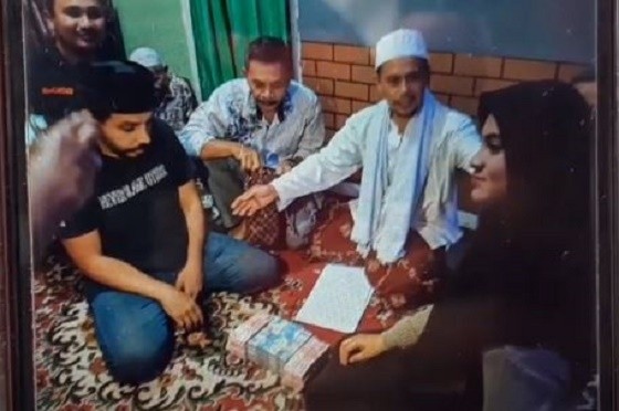 Sarah bersama suaminya saat , Pengantin Baru di Cianjur yang Tewas Disiram Suami dengan Air Keras