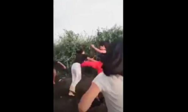 Tangkapan layar video viral perkelahian siswi di Buleleng Bali. (Foto: iNews/Pande Wismaya)
