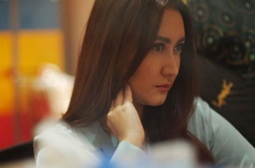 Artis Indonesia punya belahan dagu alami, Nafa Urbach.