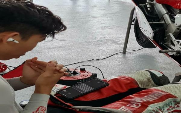 Pembalap Indonesia membaca alquran Pembalap Indonesia tertangkap kamera sedang membaca Alquran di handphone saat menunggu jadwal race di Sirkuit Mandalika.