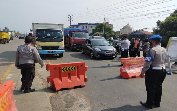 Polres Metro Bekasi Kota Sekat 3 Titik Jalur Menuju Jakarta Jelang Tahun Baru 2025