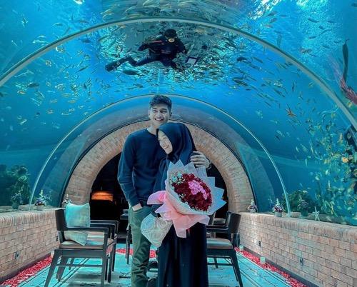 Ria Ricis dan Tekuku Ryan berfoto di aquarium.