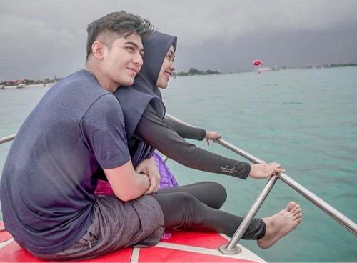 Ria Ricis dan Teuku Ryan berpelukan Ria Ricis dan Teuku Ryan berpelukan di kapal.