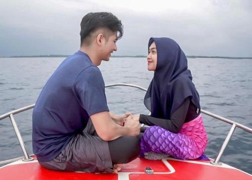Ria Ricis dan Teuku Ryan saling tatap di tengah laut.