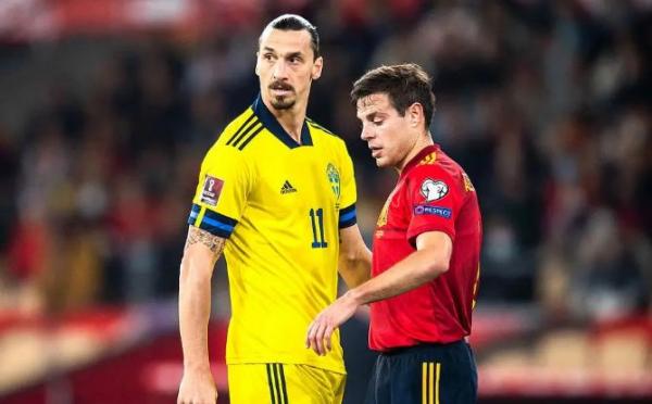Striker Timnas Swedia, Zlatan Ibrahimovic Striker Timnas Swedia, Zlatan Ibrahimovic bertindak kasar kepada bek Spanyol, Cesar Azpilicueta di laga Kualifikasi Piala Dunia 2022. (Foto: Twitter/@ACMilan_Brasil)