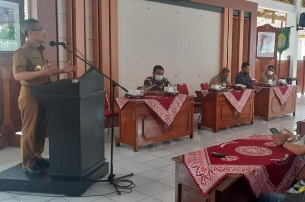 Bupati Bantul Abdul Halim Muslih saat Workshop Pengembangan Desa Wisata di Rumah Dinas Bupati Bantul, Senin (22/11/2021). (Foto : ist)