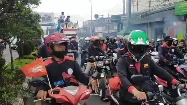 Tuntut UMK 2022 Naik, Ribuan Buruh di Cimahi Blokade Jalan Protokol, Lalu Lintas Macet Parah