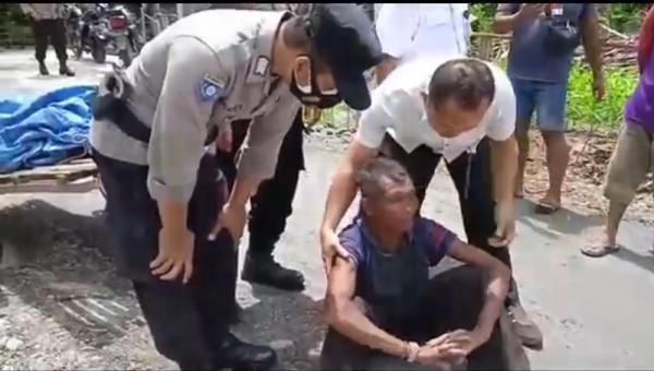 Pelaku ngambek saat diminta petugas menghentikan aksinya menggali makam sang istri. (Foto: iNews.id/Ahmad Subekhi).