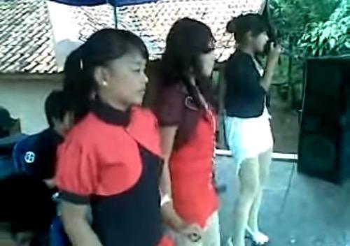 Lesti Kejora bernyanyi trio Lesti Kejora bernyanyi trio.