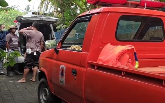 Tim BPBD Gianyar menyiagakan peralatan untuk mencari wisatawan yang tertimbun longsor saat rafting di Sungai Ayung, Kamis (25/11/2021). (Foto: iNews TV/Ketut Catur Kusumaningrat)