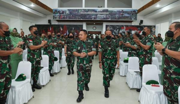 KSAD Jenderal TNI Dudung Abdurachman saat memberikan pengarahan kepada prajurit TNI AD di Makodam XVII/ Cenderawasih, Papua. (Foto Dispenad).