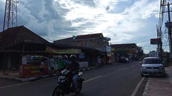 Brutal, Teenagers Get Down from Cars and Attack Residents in Sukabumi City