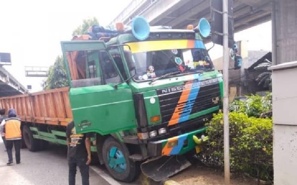 Truk Tabrak Pembatas Jalan Di Jatinegara, 1 Pemotor Terluka