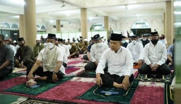 KSAD Dudung 2 KSAD Jenderal TNI Dudung Abdurachman sholat subuh di Masjid H.M. Asyik, Makassar. (Foto Kodam Hasanuddin).