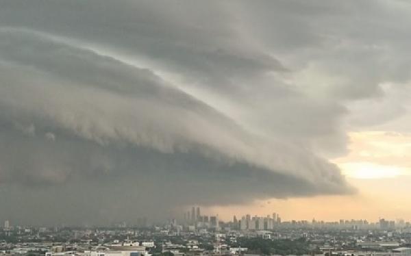 Viral di media sosial gulungan awan di langit DKI Jakarta berbentuk seperti tsunami pada Jumat (26/11/2021) sore. (Foto: Instagram @jktinfo)
