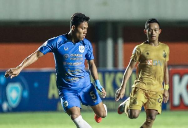 Bek PSIS, Wahyu Prasetyo Bek PSIS Semarang, Wahyu Prasetyo berusaha mengamankan bola dari kejaran pemain Bhayangkara FC, Titan Agung dalam laga Liga 1 2021/2022 di Stadion Maguwoharjo, Sleman, Jumat (26/11/2021). (Foto: Twitter/@Liga1Match)