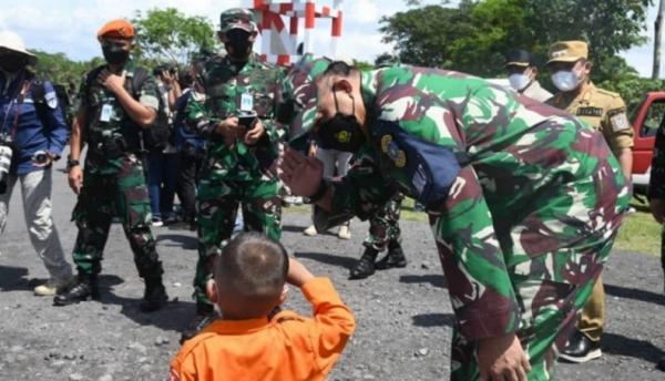 KSAU Marsekal TNI Fadjar Prasetyo bertemu Egi Ryuji (3) di Lumajang, Jawa Timur. (Foto Dispenau).