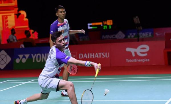 Muhammad Rian Ardianto/Fajar Alfian Ganda Putra Indonesia, Muhammad Rian Ardianto/Fajar Alfian ditumbangkan pasangan Jepang, Akira Toga/Taichi Saito di perempat final Indonesia Open 2021, Jumat (26/11/2021). (Foto: Twitter/@INABadminton)