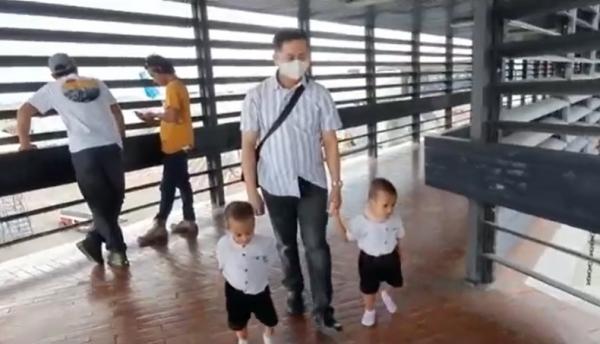 Bayi kembar Istikharoh, Muhammad Ibrahim dan Abdullah kini bisa berjalan masing-masing tanpa harus menempel. (Foto: Sigit Dzakwan Pamungkas)