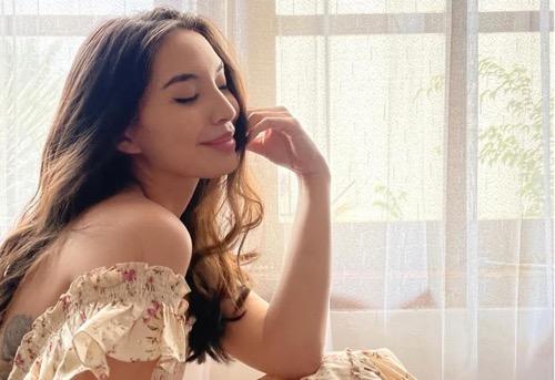 Artis menikah dengan keturunan bangsawan, Manohara Odelia Pinot.