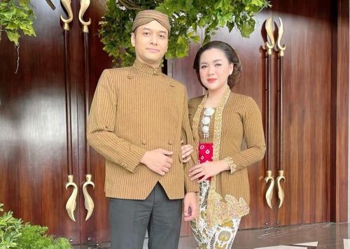 Artis menikah dengan keturunan bangsawan.