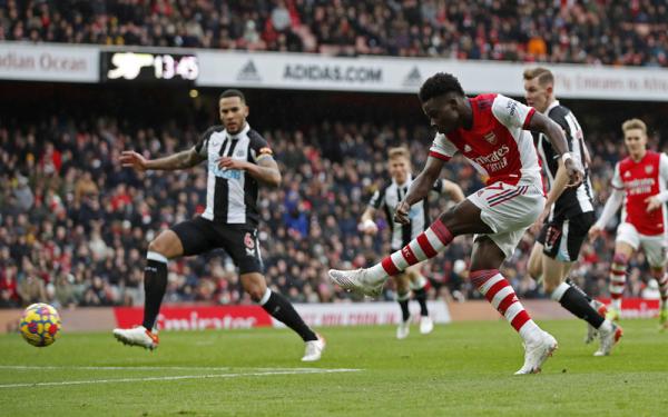 Winger Arsenal, Bukayo Saka melepaskan tembakan ke gawang Newcastle United di laga Liga Inggris 2021/2022 di Stadion Emirates, London, Sabtu (27/11/2021). (Foto: REUTERS/Paul Childs)