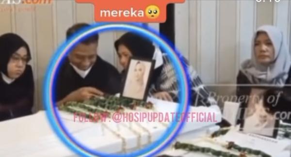 Foto Ayah Vanessa yang tersenyum disamping jenazah putrinya. (foto: Instagram)